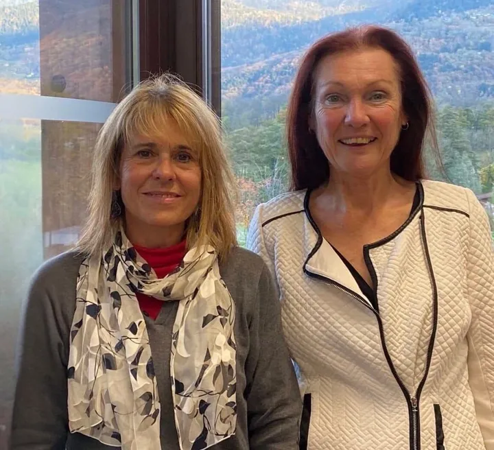 Deux bénévoles de l’association, souriantes, devant la vallée